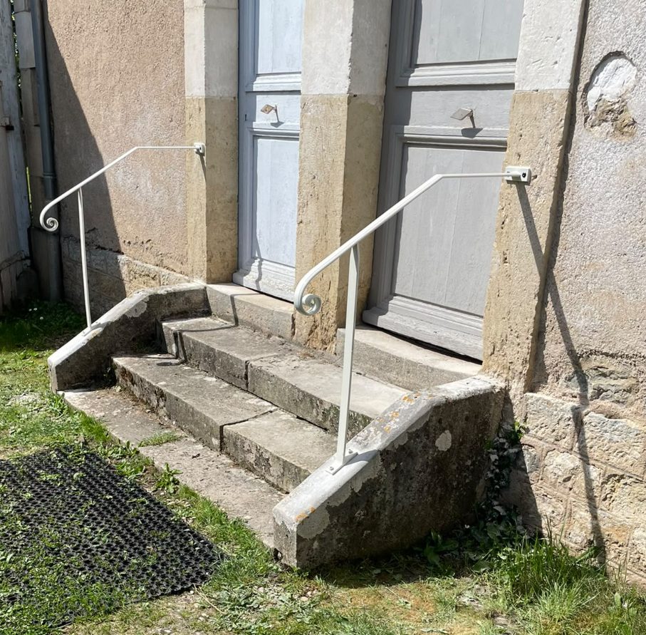 Grille de défense et main courante sur mesure pour la mairie de Monceau-le-Comte (2)