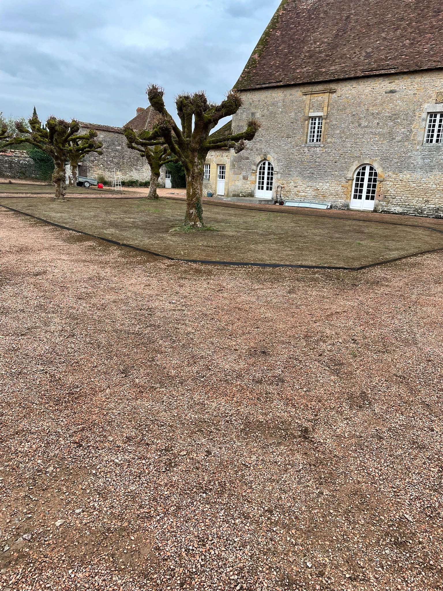 Bordure acier corten au château de Rouy (2)