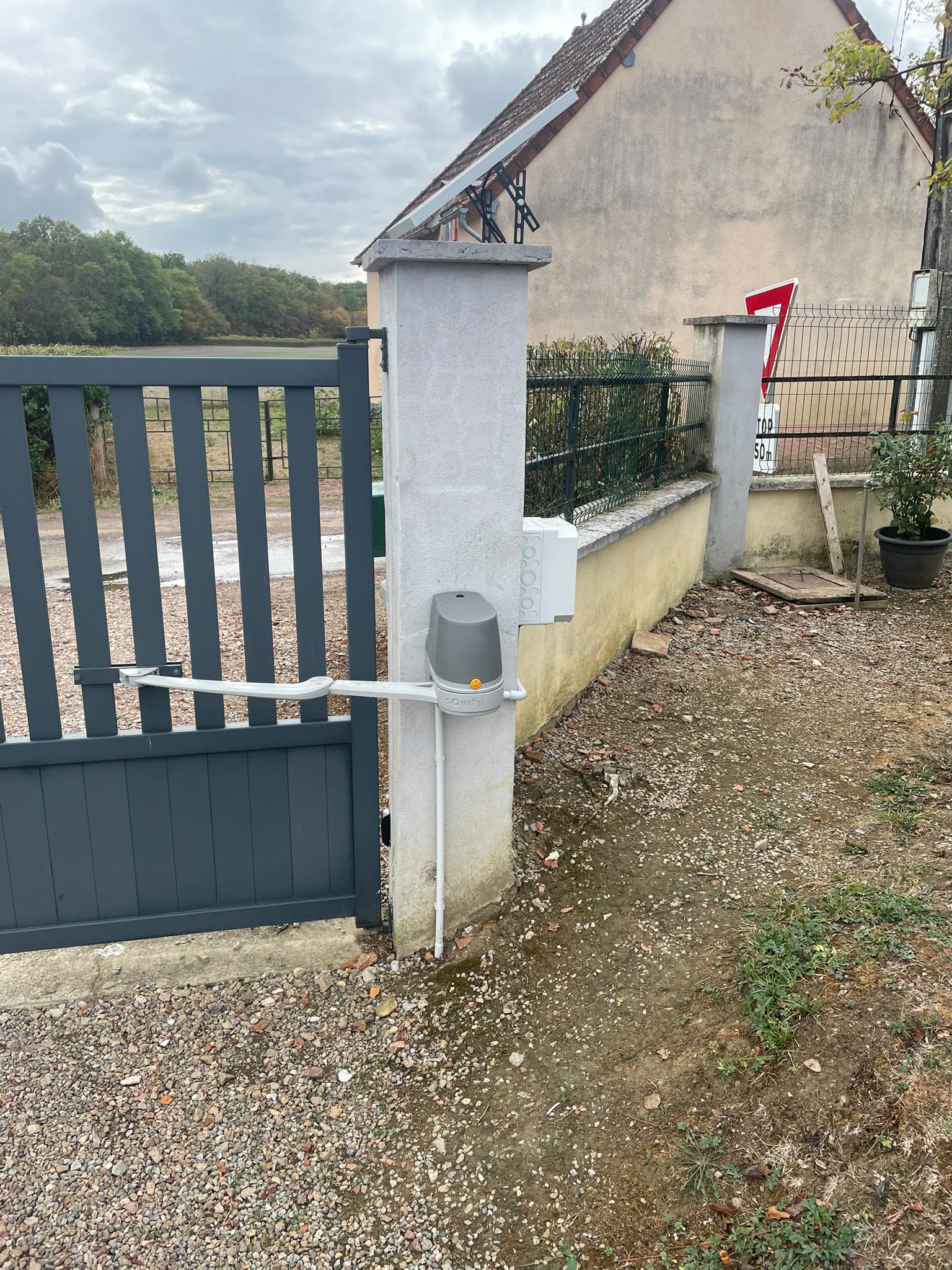 Motorisation solaire d'un portail dans la Nièvre (1)