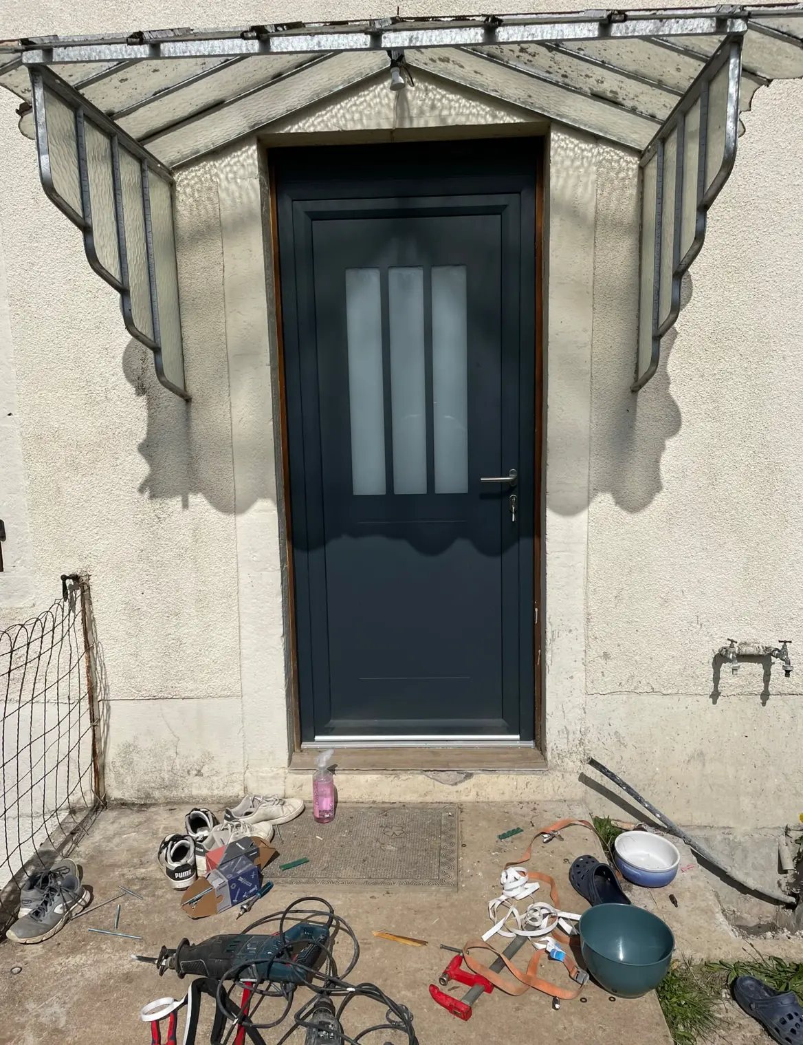 Pose d'une porte d'entrée vitrée à Saxi-Bourdon (1)