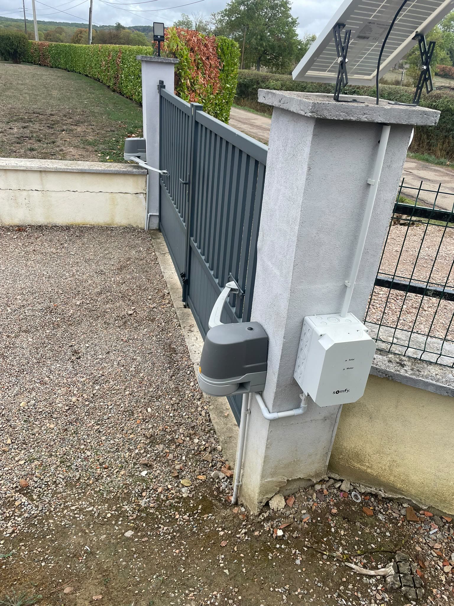 Motorisation solaire d'un portail dans la Nièvre (2)