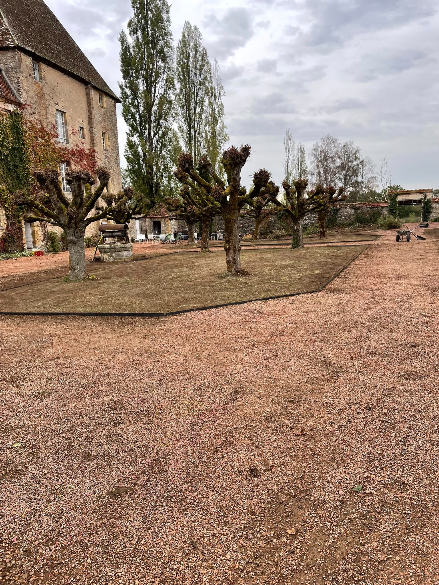 Bordure acier corten au château de Rouy (4)