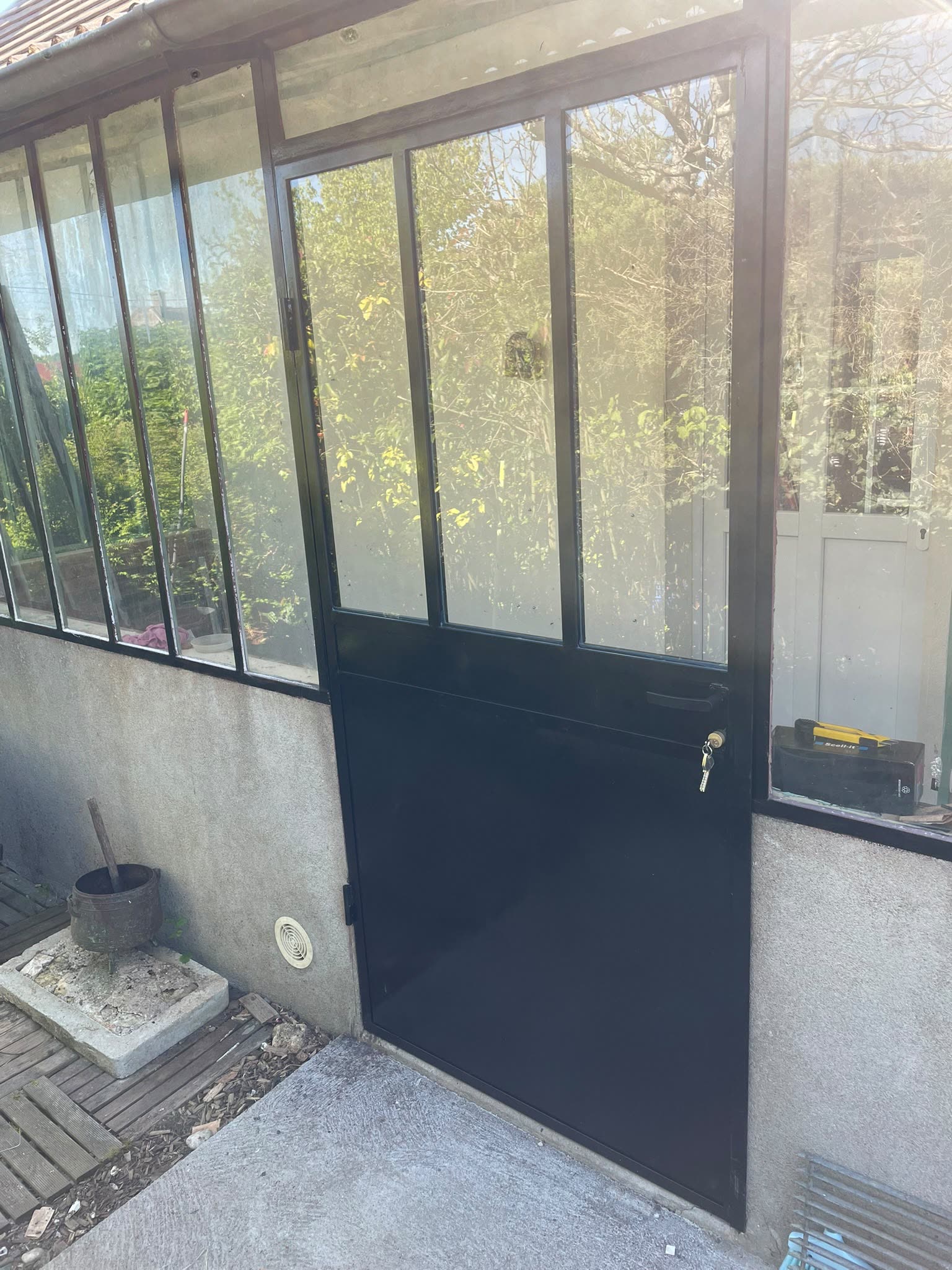 Porte acier vitrée sur verrière ancienne, Nièvre (5)
