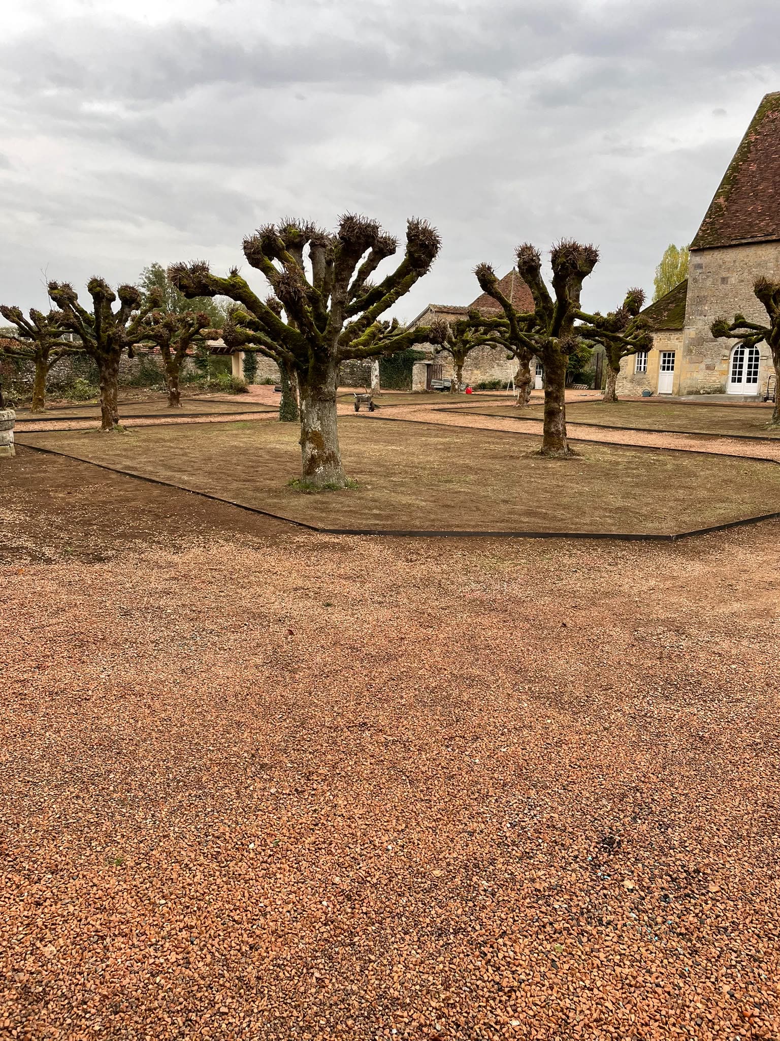 Bordure acier corten au château de Rouy (3)