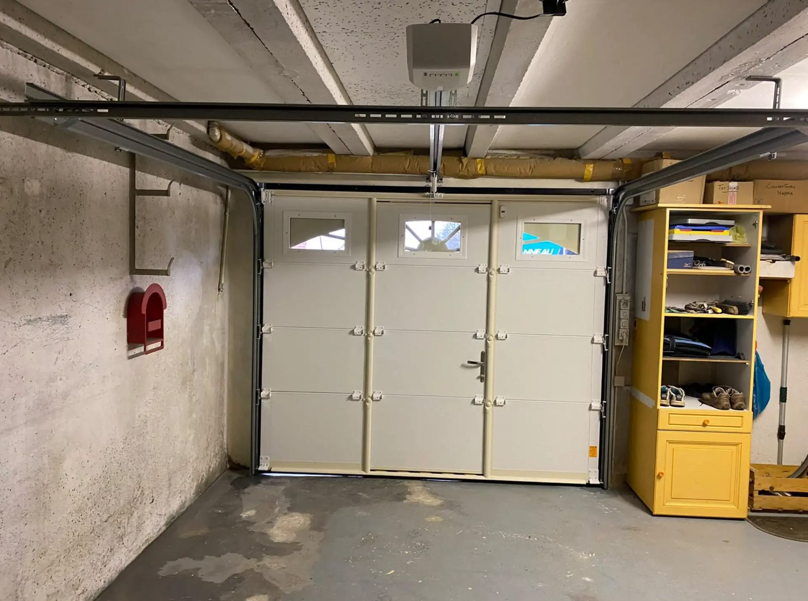 Pose d'une porte de garage sectionnelle avec motorisation à Varenne-Vauzelles (1)